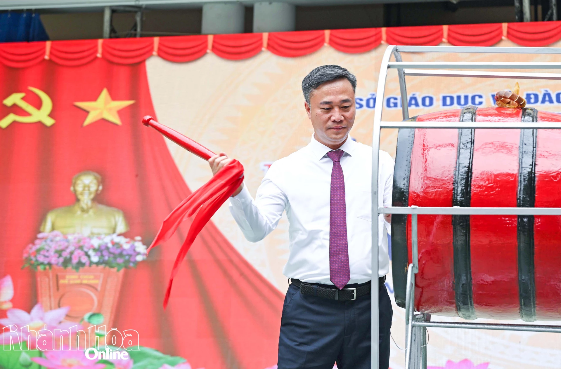 Đồng chí Nguyễn Việt Hùng đánh trống khai giảng tại Trường THPT Lý Tự Trọng.