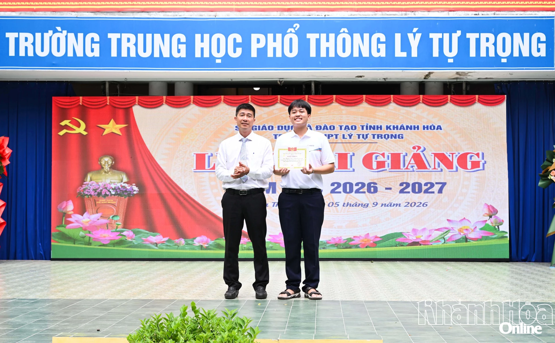Lãnh đạo nhà trường trao giấy khen cho học sinh đạt giải nhất tuần 2 tháng 3 quý 4 cuộc thi Đường lên đỉnh Olympia.