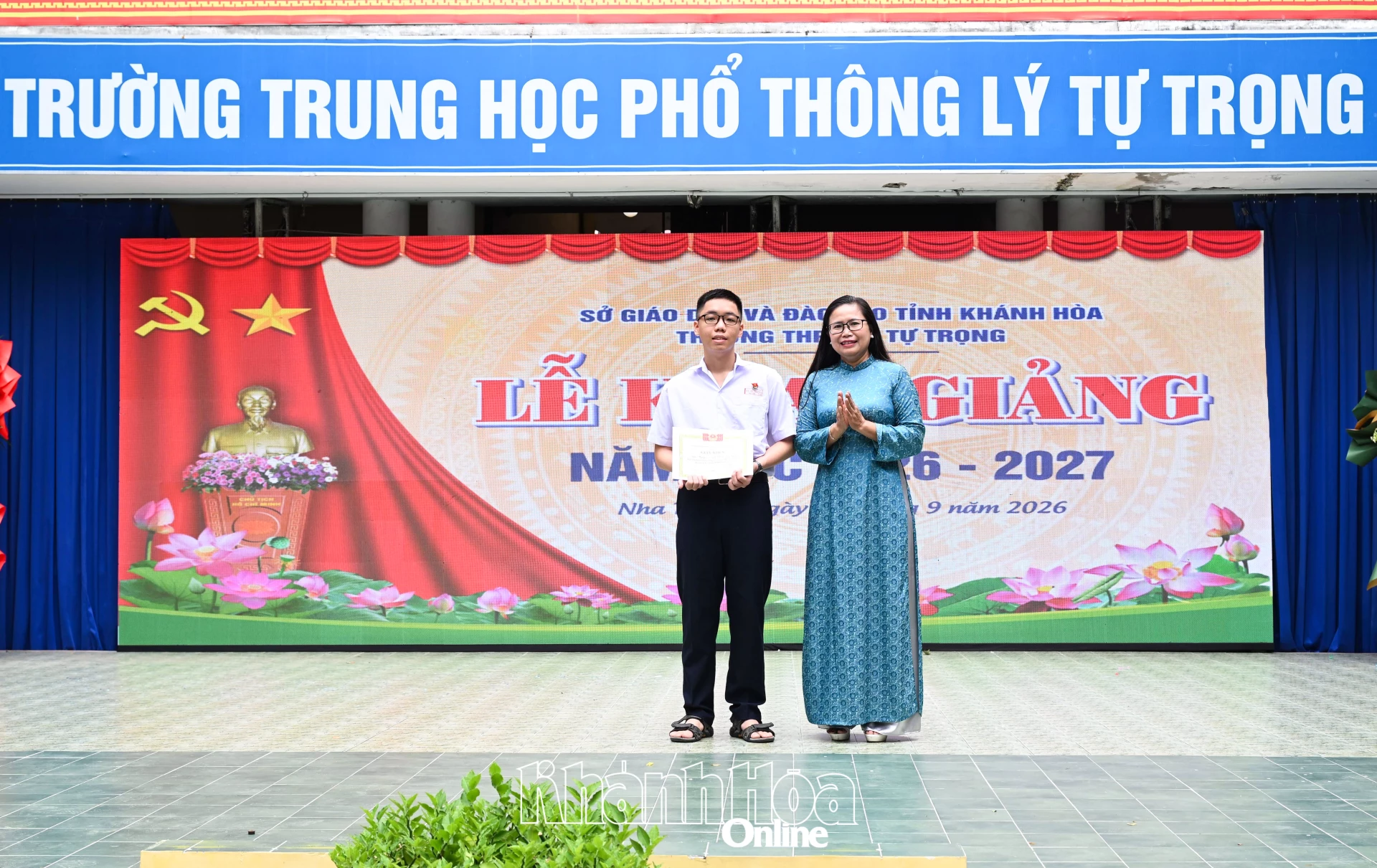 Lãnh đạo nhà trường trao giấy khen cho học sinh đạt thủ khoa xét tốt nghiệp THPT tại trường trong kỳ thi tốt nghiệp THPT năm 2026 của tỉnh.