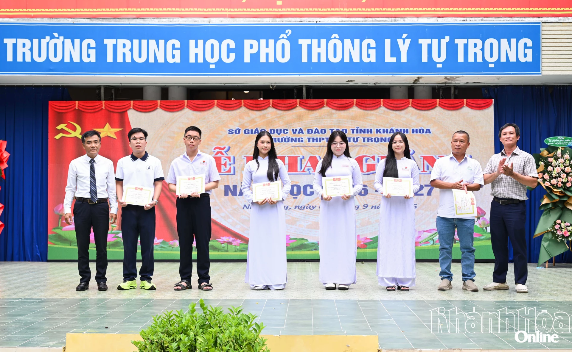 Các học sinh được nhận học bổng.