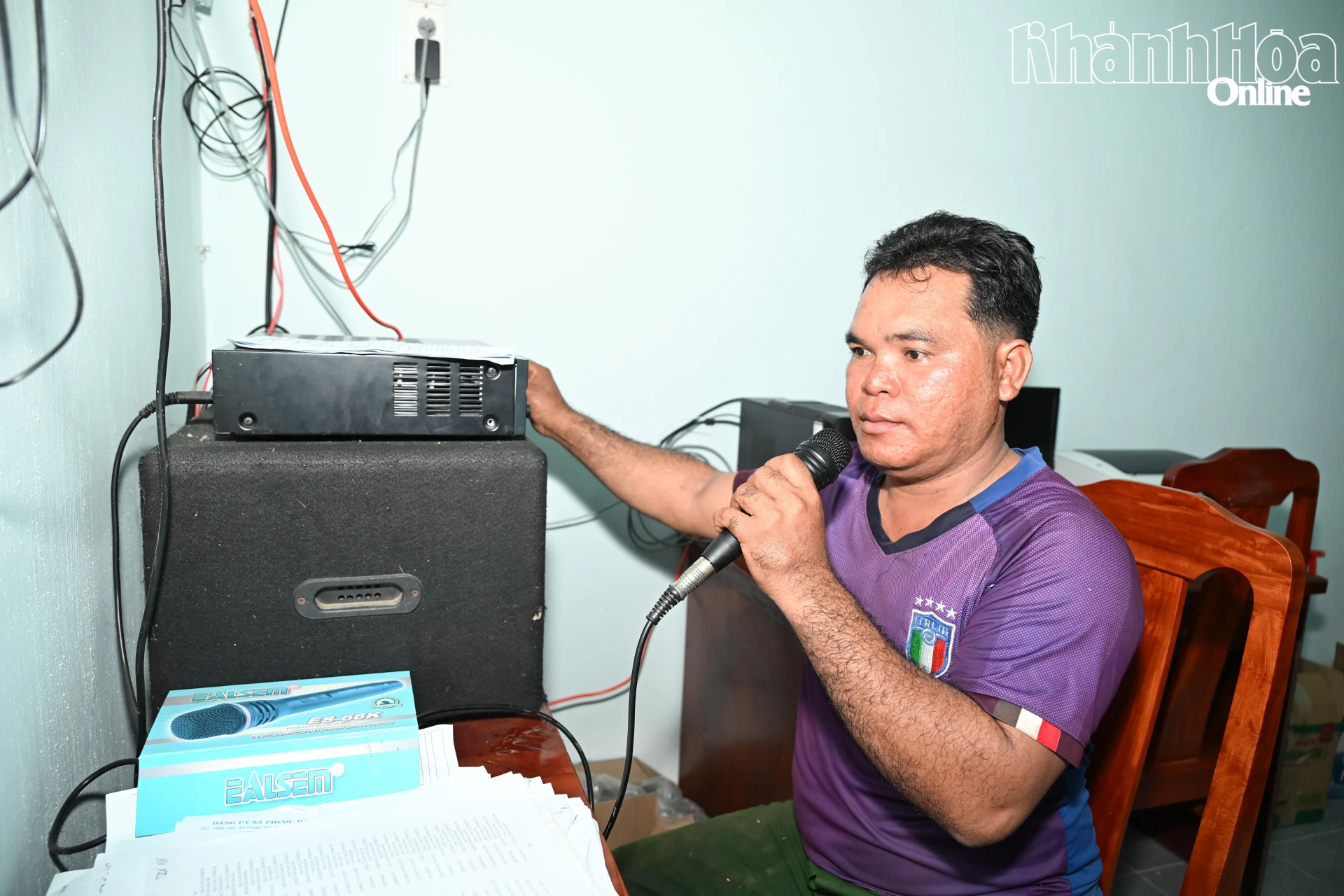 Trưởng thôn Tạ Yên Sản đọc thông báo chiếu phim lưu động.