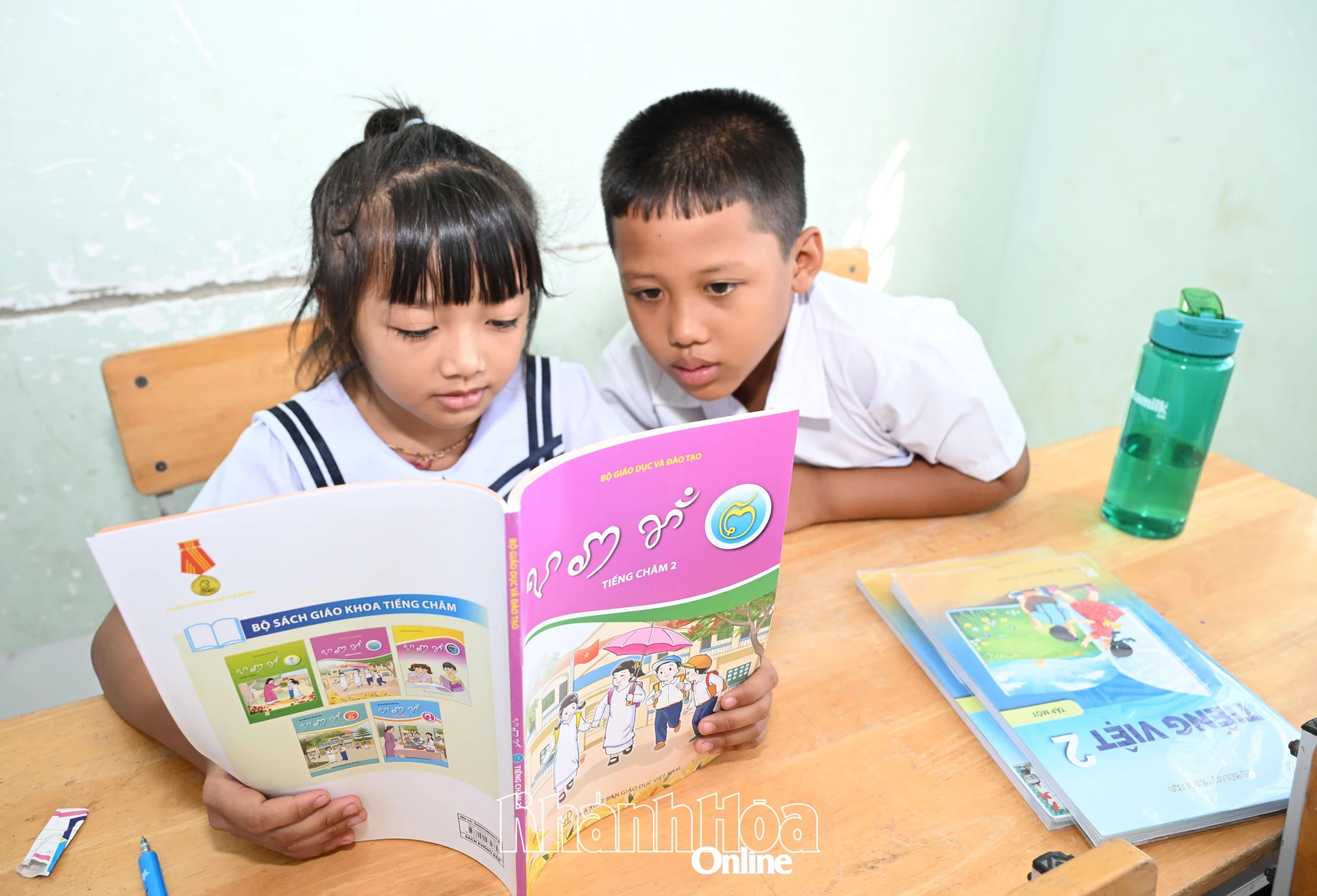 Học sinh Trường Tiểu học Phước Hữu trong giờ học môn Tiếng Chăm. 