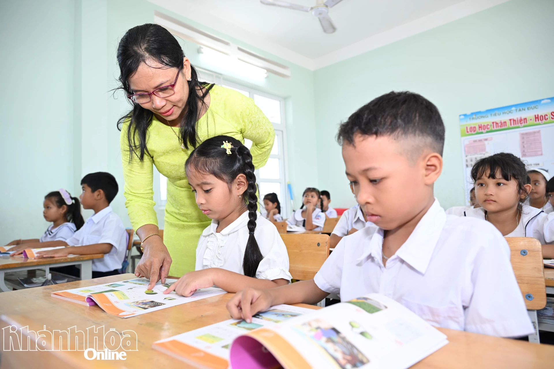 Cô Hán Thị Kim Anh hướng dẫn học sinh đọc chữ Chăm.