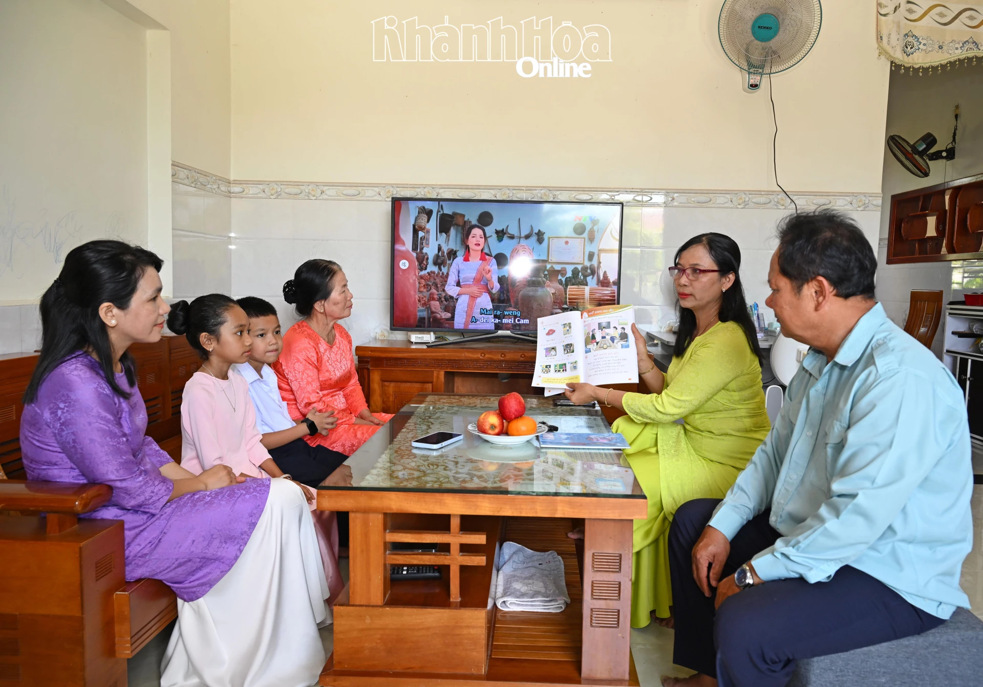 Cô Hán Thị Kim Anh tới nhà hướng dẫn gia đình hỗ trợ con học tiếng Chăm.

