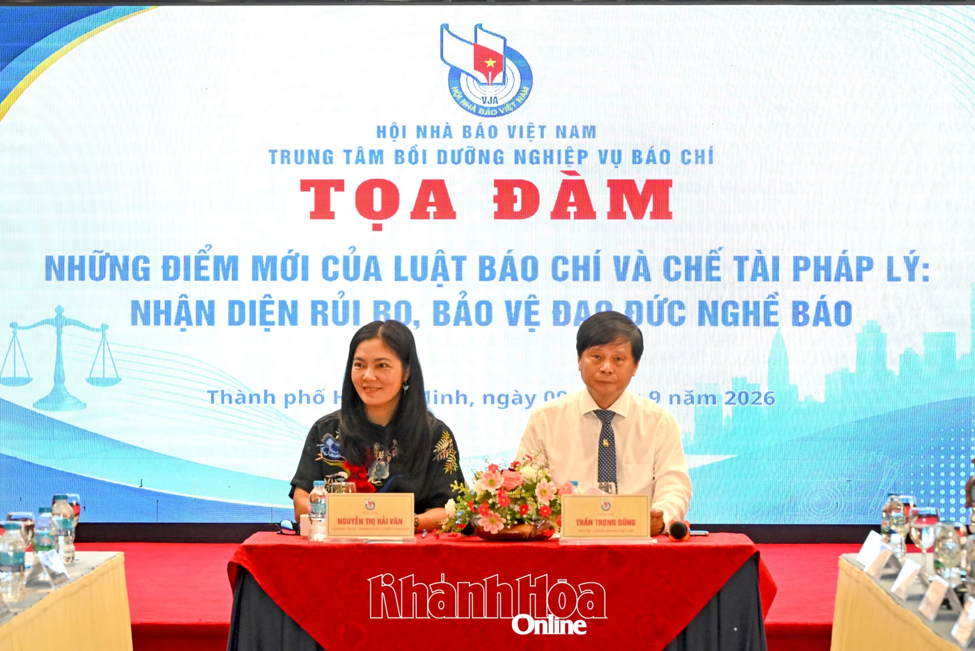 Chủ trì buổi tọa đàm.