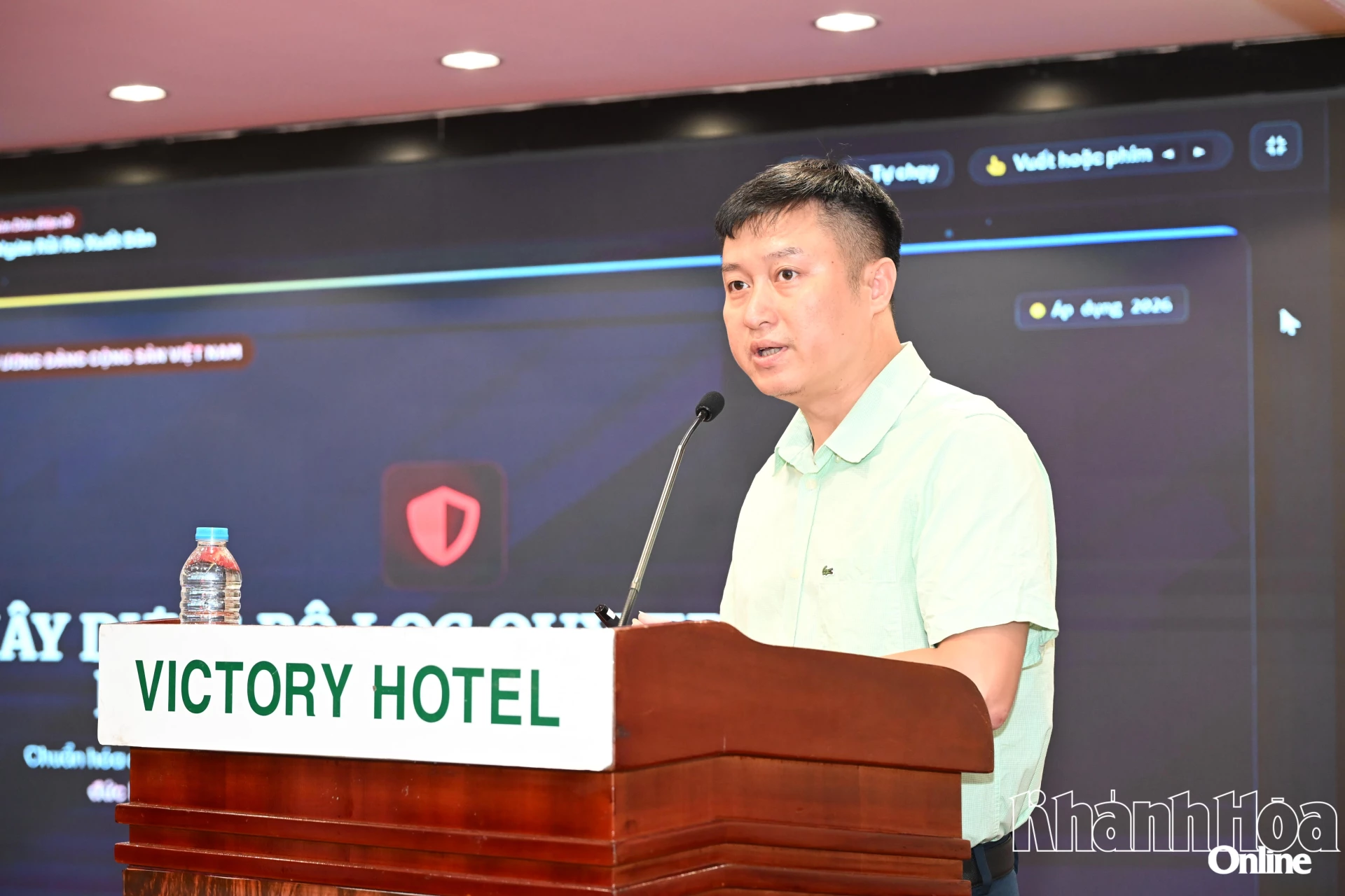 Nhà báo Nguyễn Hoàng Nhật - Phó Trưởng Ban Nhân Dân điện tử, Báo Nhân Dân phát biểu tại buổi tọa đàm.