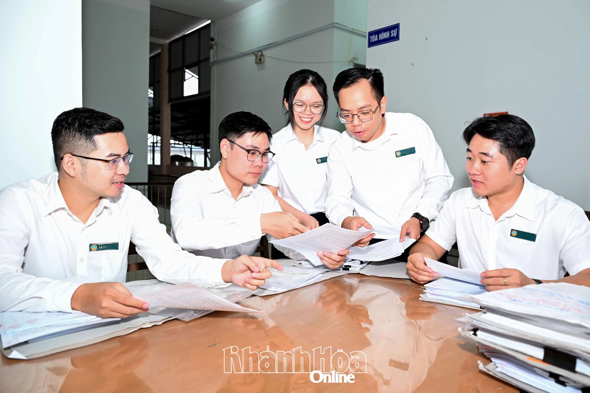 Thư ký Tòa án nhân dân tỉnh bóc tách hồ sơ án đã giải quyết phục vụ số hóa.