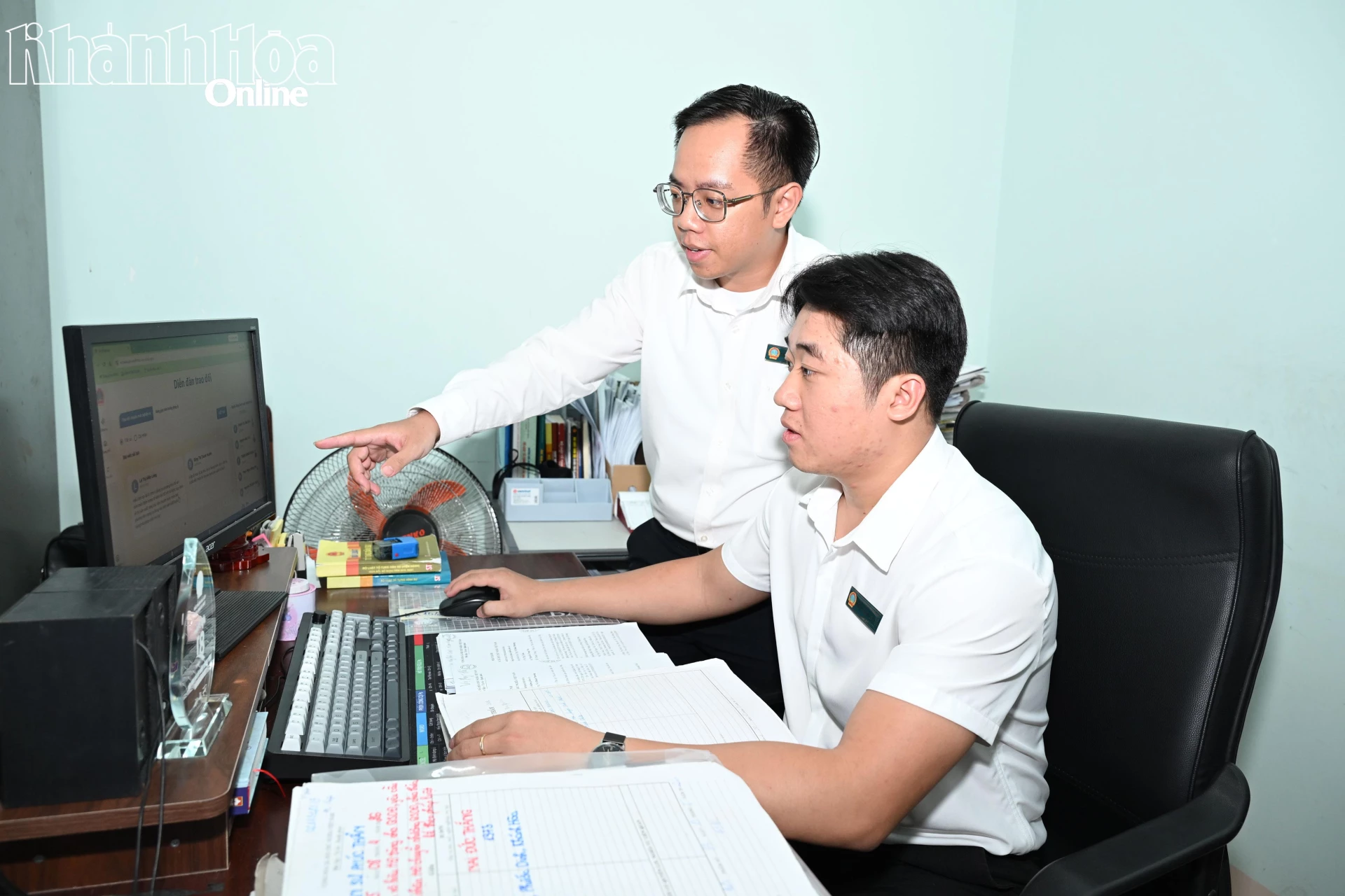 Thư ký Tòa án nhân dân tỉnh sử dụng phần mềm Trợ lý Tòa án nhân dân.