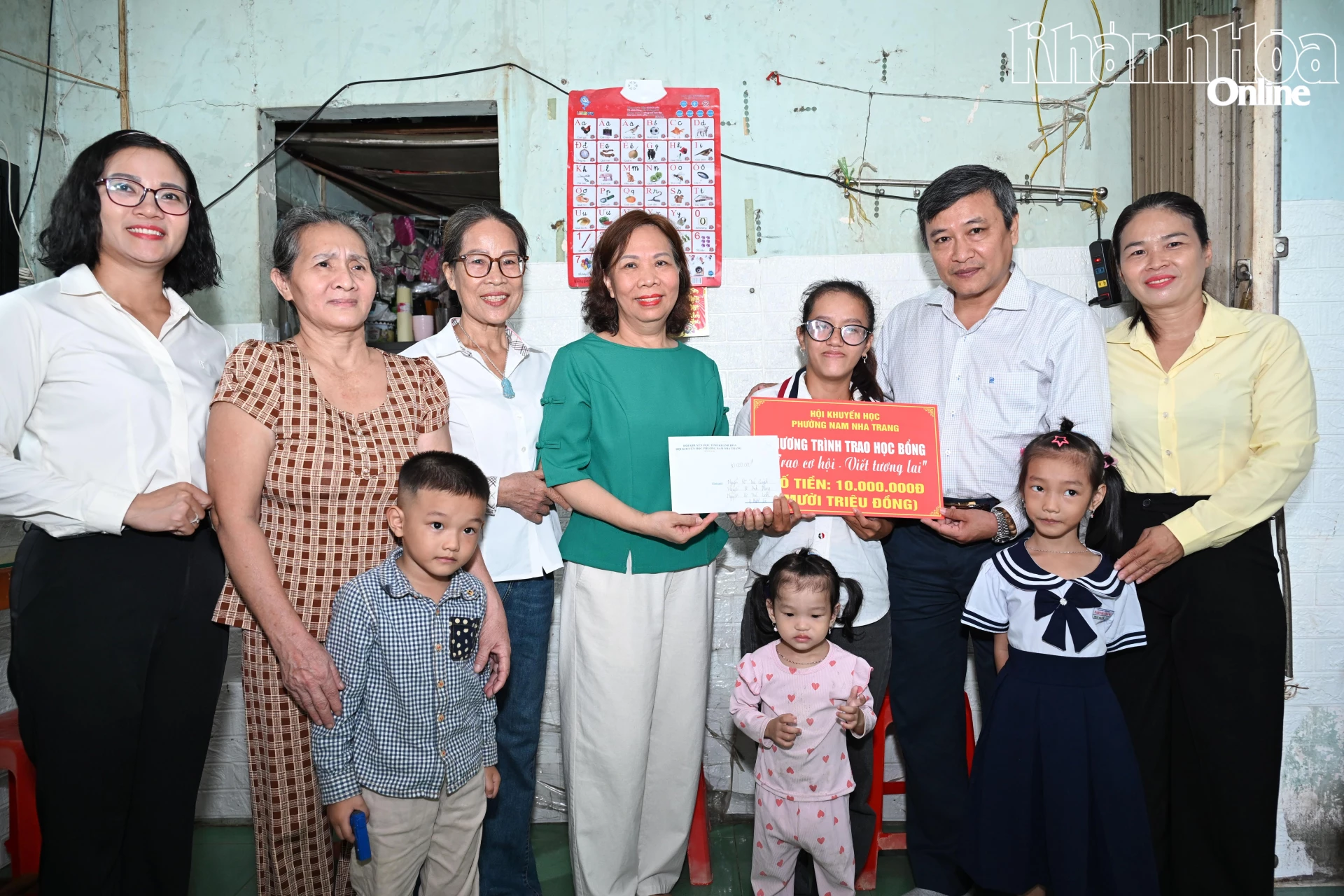 Ông Trần Nam Bình - Bí thư Đảng ủy, Chủ tịch HĐND phường trao học bổng cho 3 em thuộc hộ ông bà Nguyễn Văn Quân - Võ Thị Thanh Hân (tổ dân phố 4 Phước Lộc).