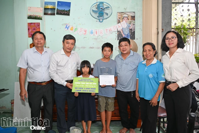 Phường Nam Nha Trang trao 25 suất học bổng cho học sinh, sinh viên