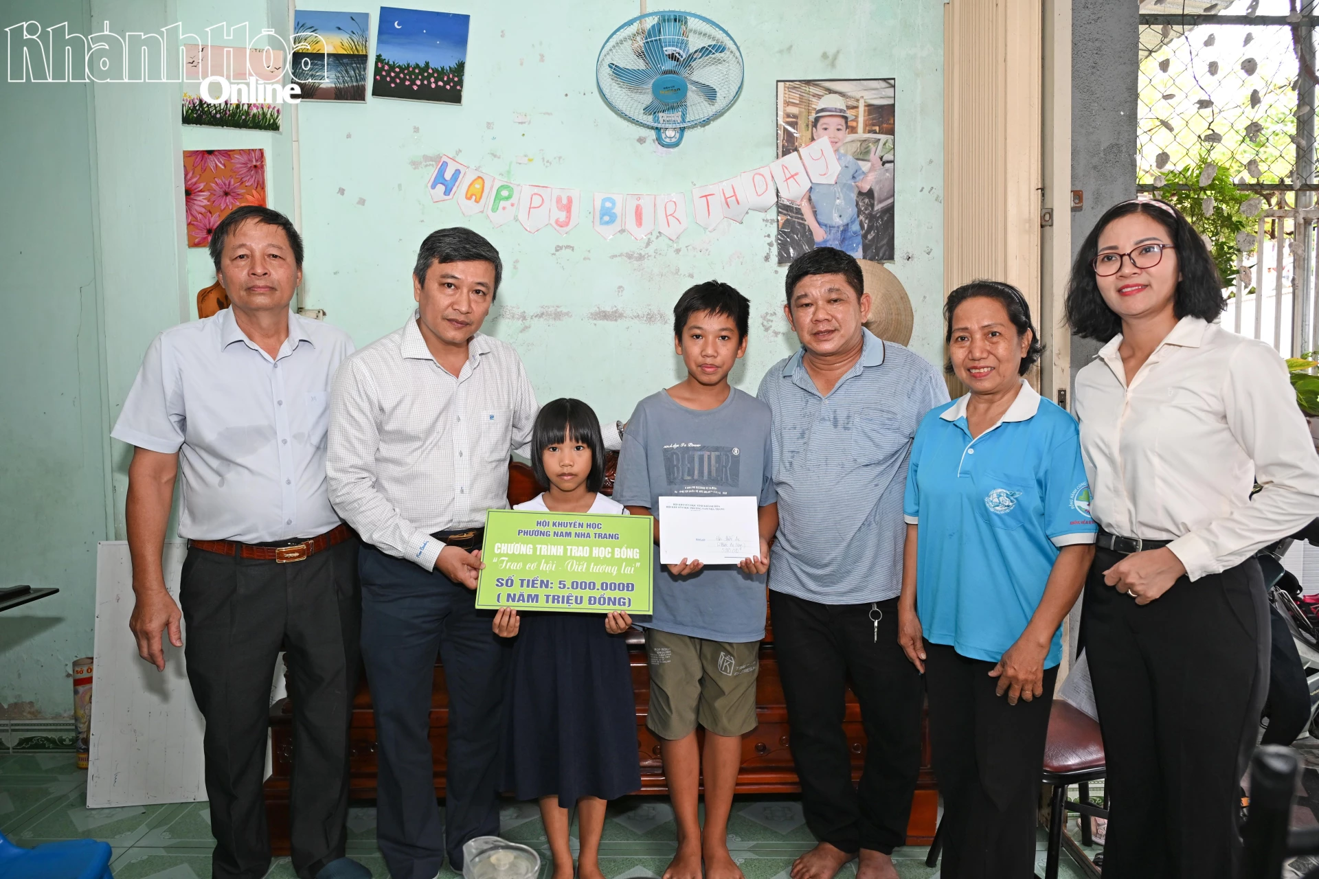 Ông Trần Nam Bình - Bí thư Đảng ủy, Chủ tịch HĐND phường trao học bổng cho học sinh Hứa Phước An (tổ dân phố Phước An Nam).