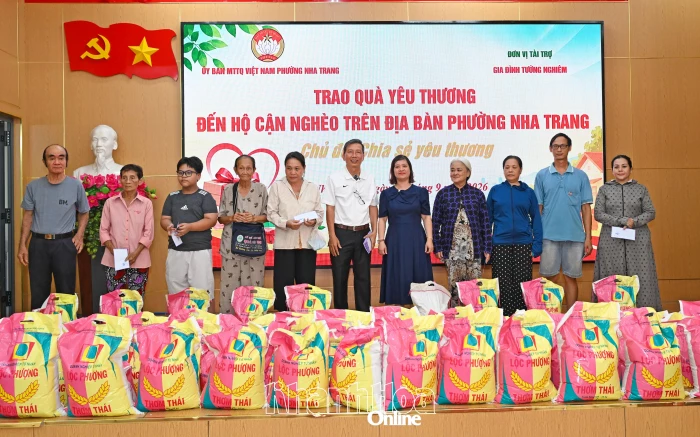 Trao 100 suất quà cho các hộ cận nghèo phường Nha Trang