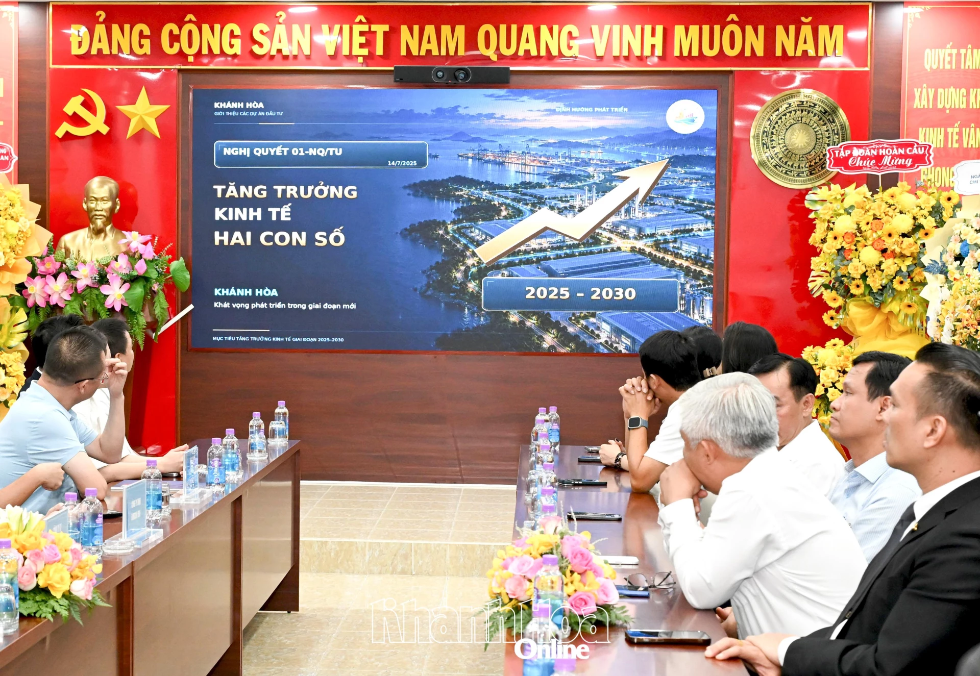 Các đại biểu xem giới thiệu trang thông tin điện tử của Ban Quản lý Khu kinh tế và Khu công nghiệp tỉnh Khánh Hòa.