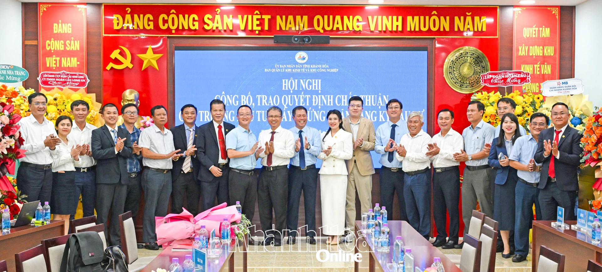 Đồng chí Trần Hòa Nam, lãnh đạo Ban Quản lý Khu kinh tế và Khu công nghiệp tỉnh chụp hình lưu niệm cùng các nhà đầu tư.