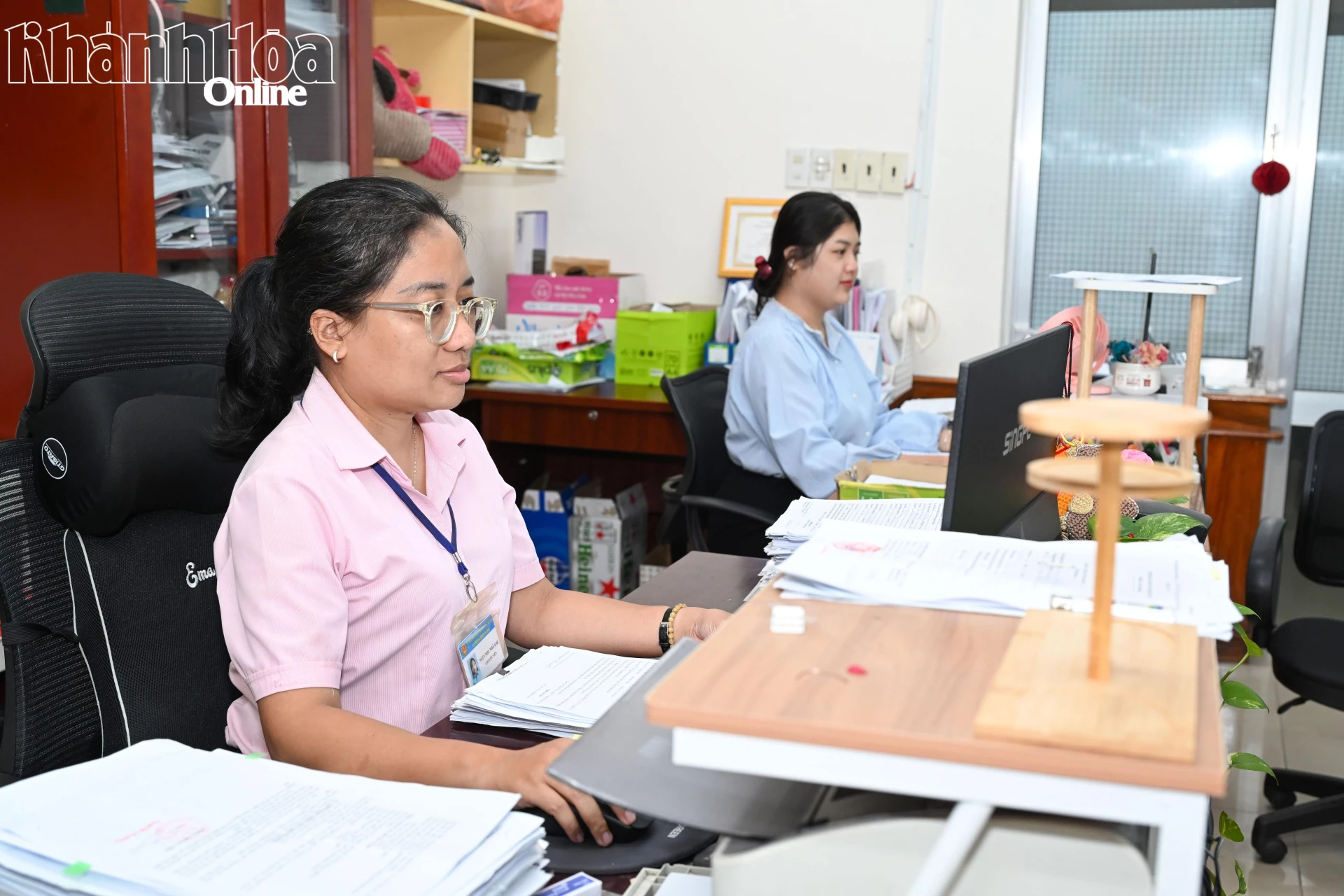 Công chức bộ phận tư pháp - hộ tịch phường trong giờ làm việc.