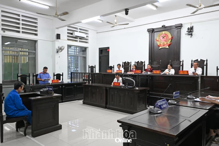 Về hưu còn lừa đảo, cựu nhân viên hàng không vào tù