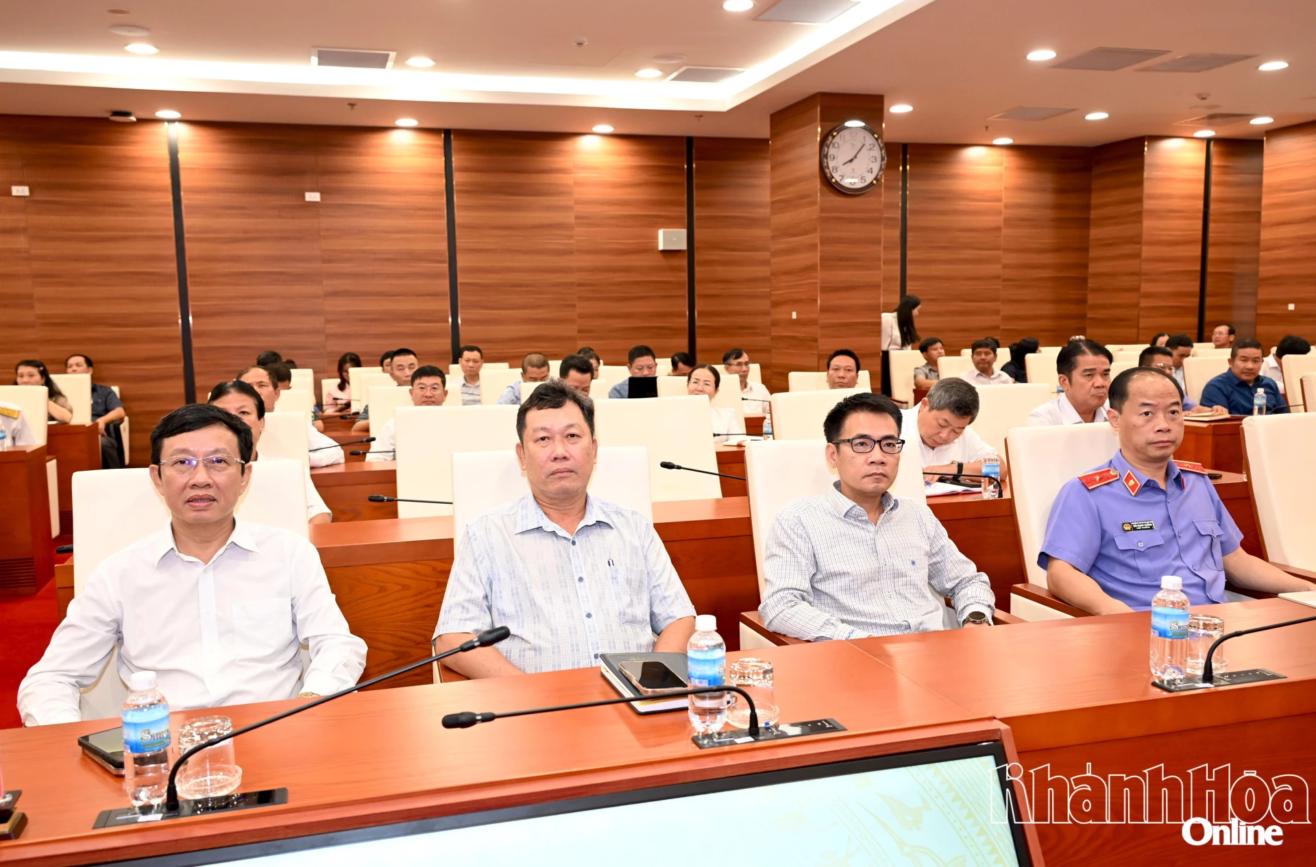 Đồng chí Nguyễn Văn Hòa và các đại biểu tham dự hội nghị.