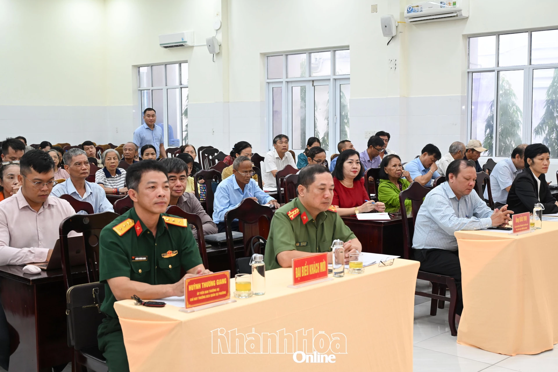 Các đại biểu tham dự hội nghị tiếp xúc cử tri.