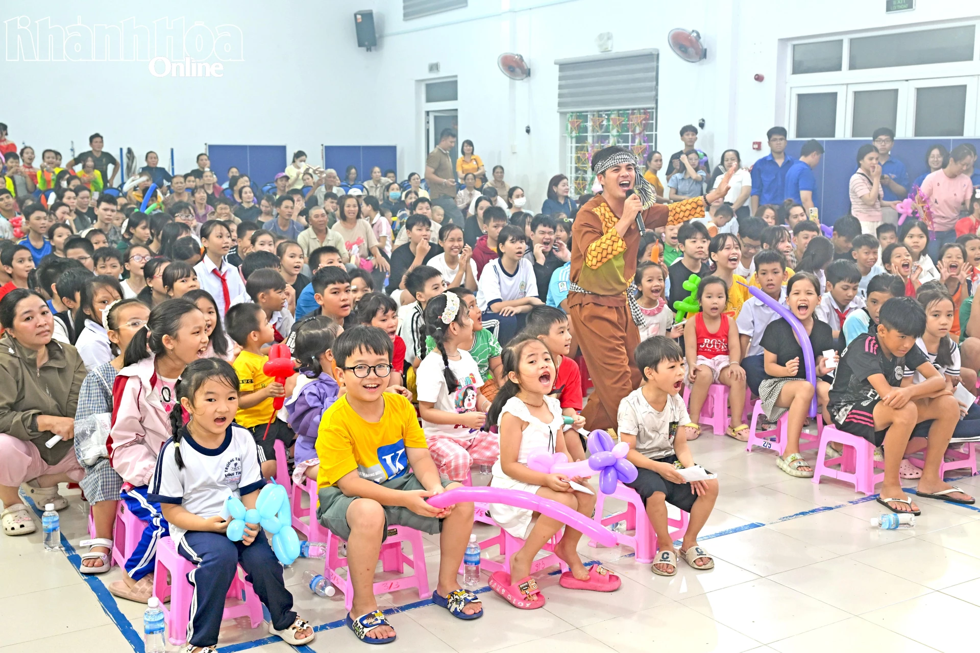 Chương trình thu hút hơn 200 thiếu nhi tham gia. 