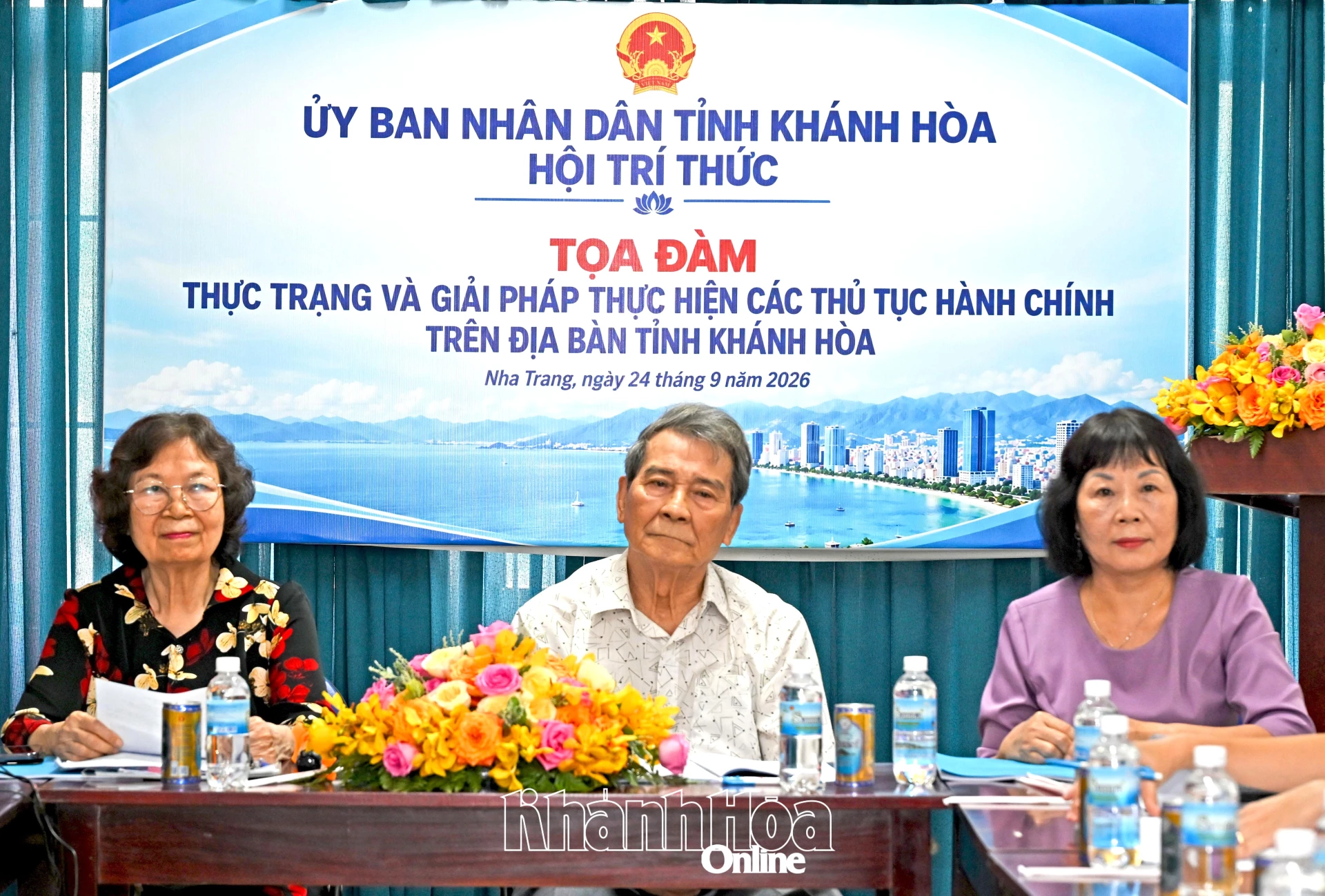 Ông Phạm Văn Chi và đại diện Hội Trí thức tỉnh tại buổi tọa đàm.