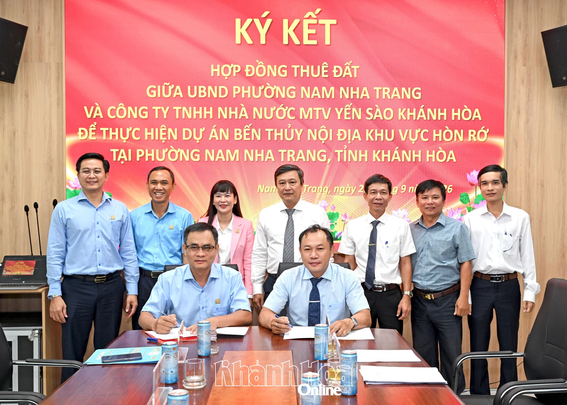 Lãnh đạo phường Nam Nha Trang và Công ty TNHH Nhà nước Một thành viên Yến sào Khánh Hòa chứng kiến nghi thức ký kết hợp đồng.