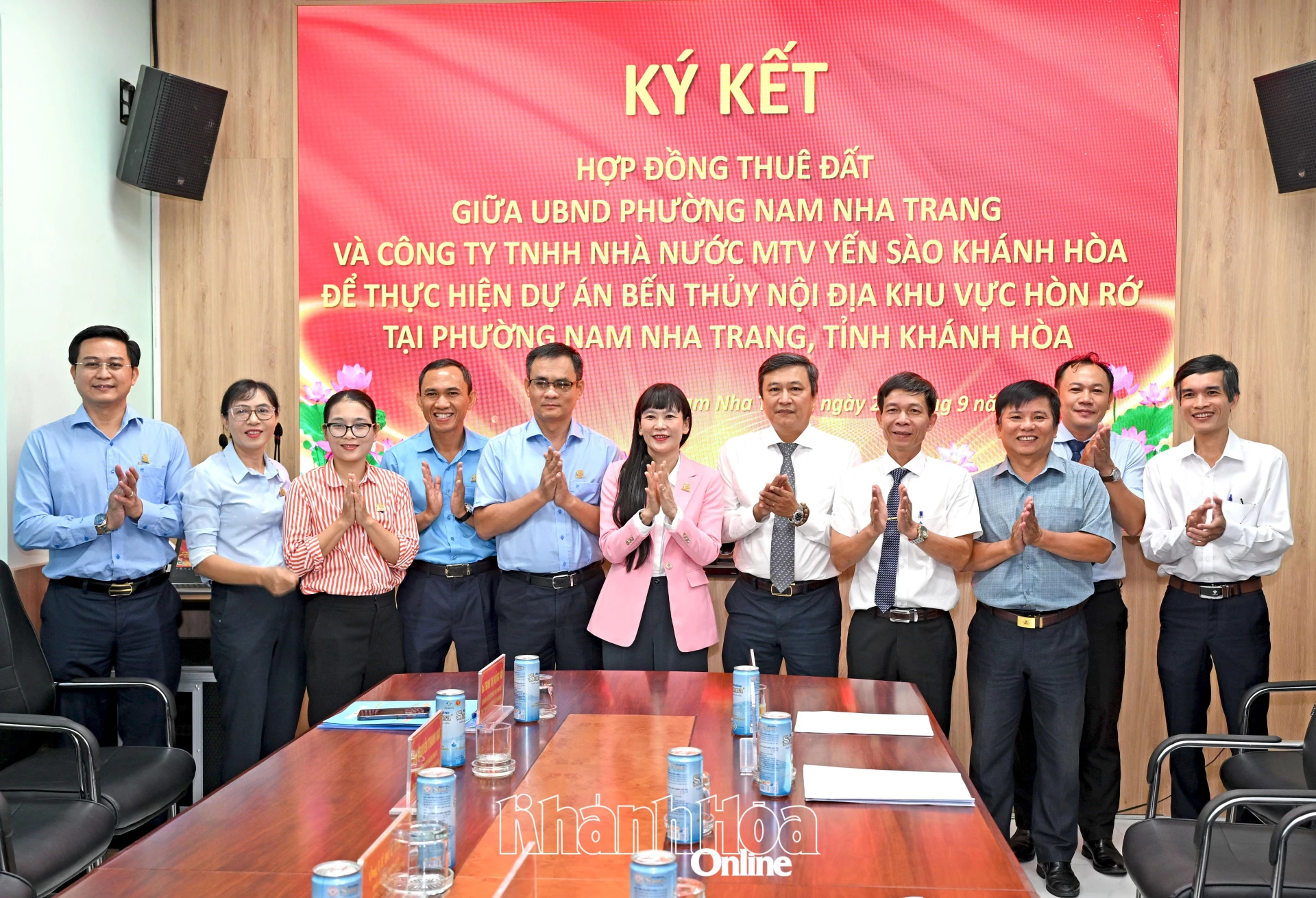 Các đại biểu chụp hình lưu niệm ghi nhớ sự kiện ký kết hợp đồng.

