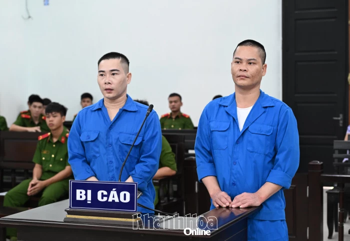 Dùng hung khí giải quyết mâu thuẫn, 2 anh em vào tù