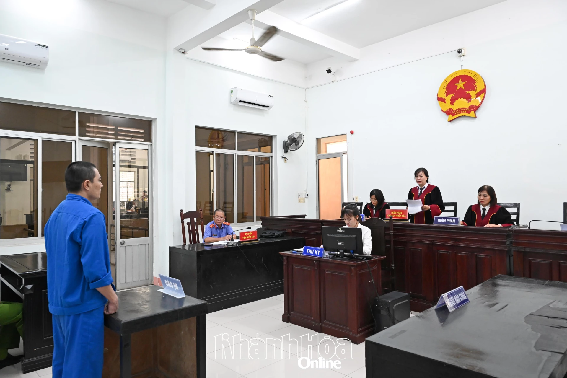 Tòa tuyên án.