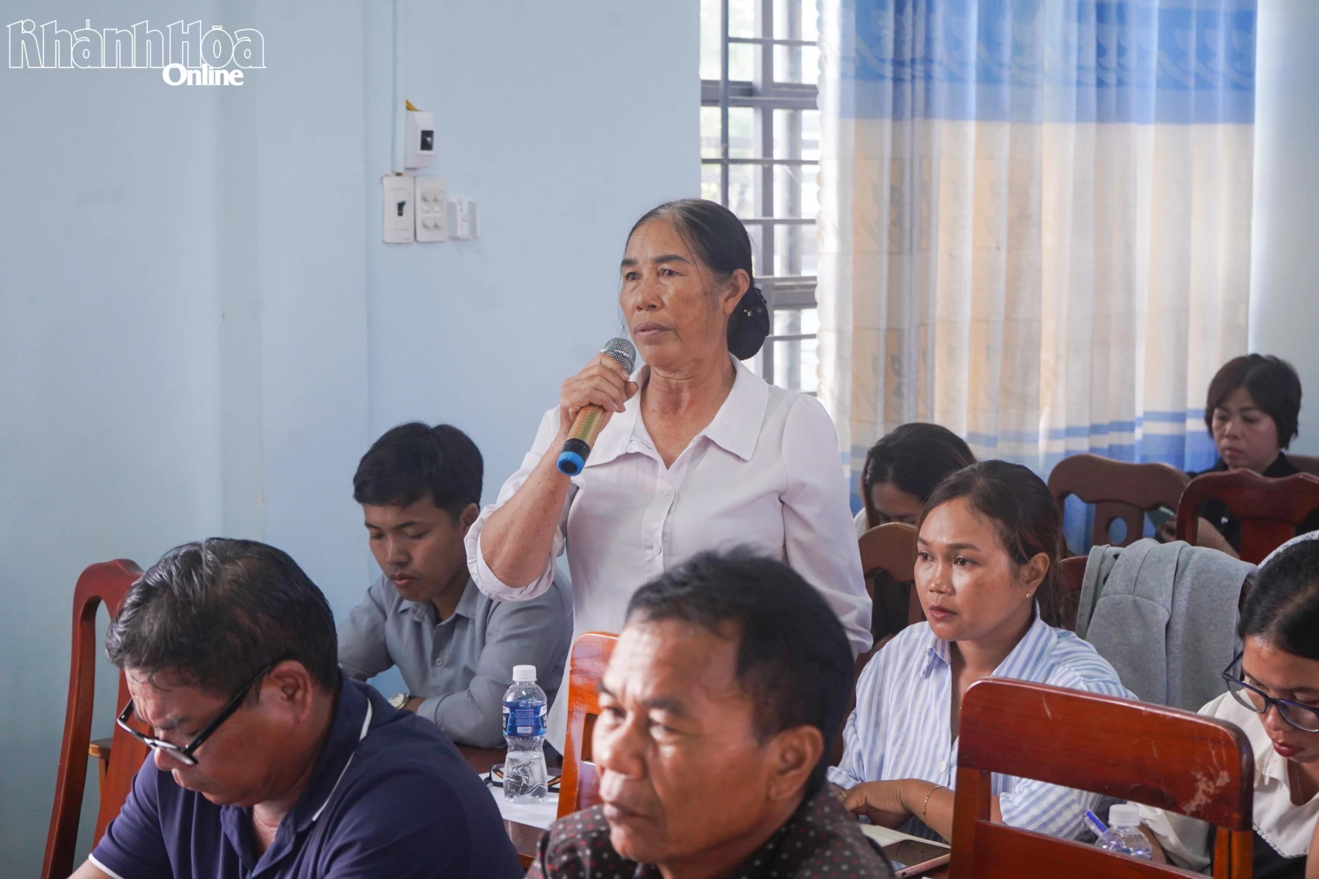 Cử tri thôn Kà Rôm nêu ý kiến tại buổi tiếp xúc. 