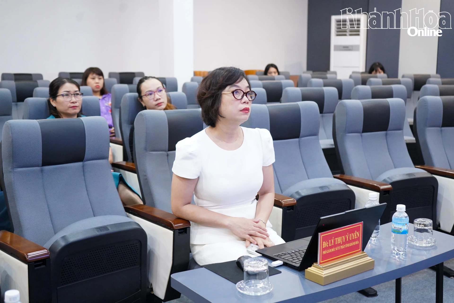 Lãnh đạo Sở Tư pháp và các đại biểu tham dự hội nghị.