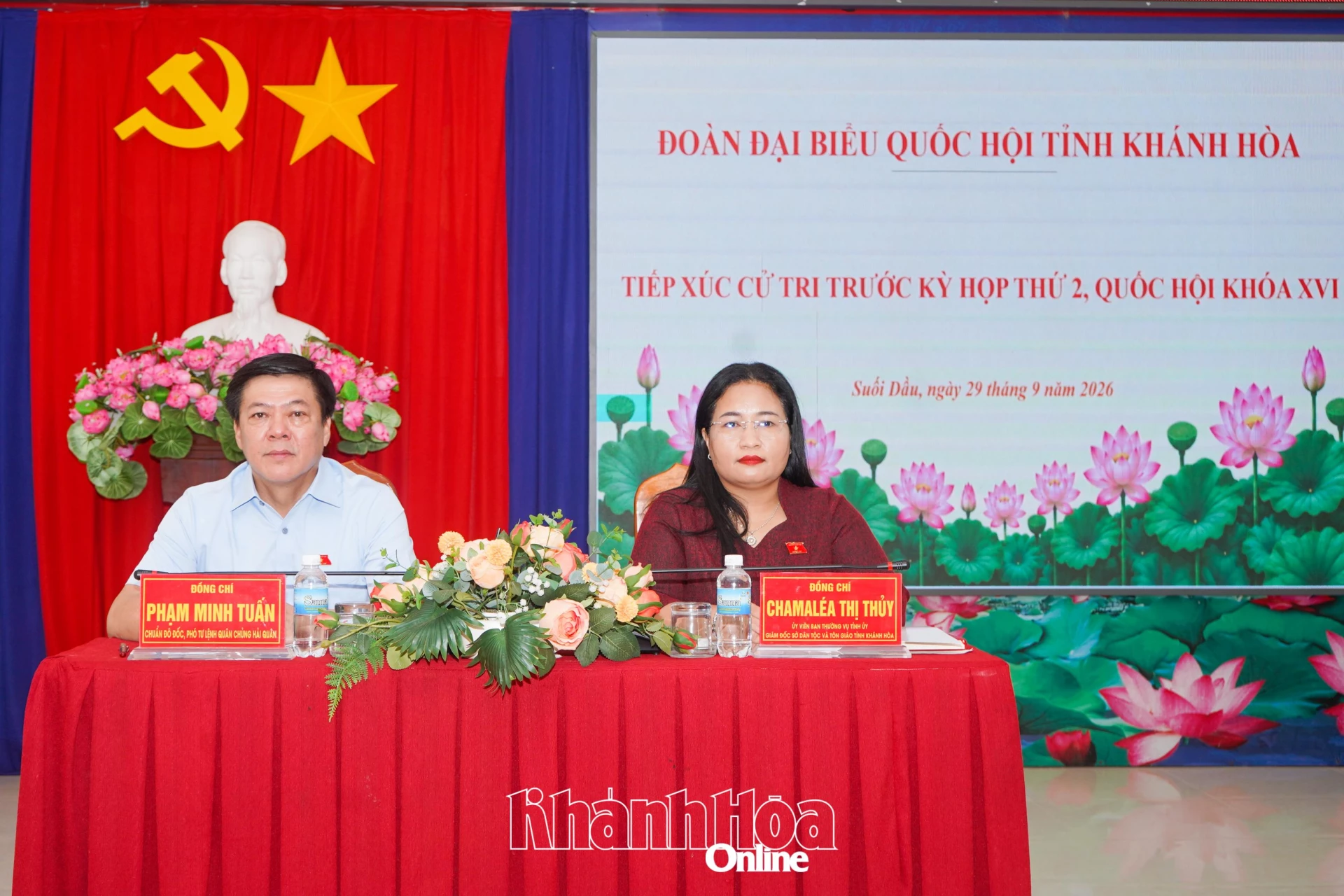 Các đại biểu Quốc hội tỉnh Khánh Hòa thuộc đơn vị bầu cử số 3 tiếp xúc cử tri xã Suối Dầu.