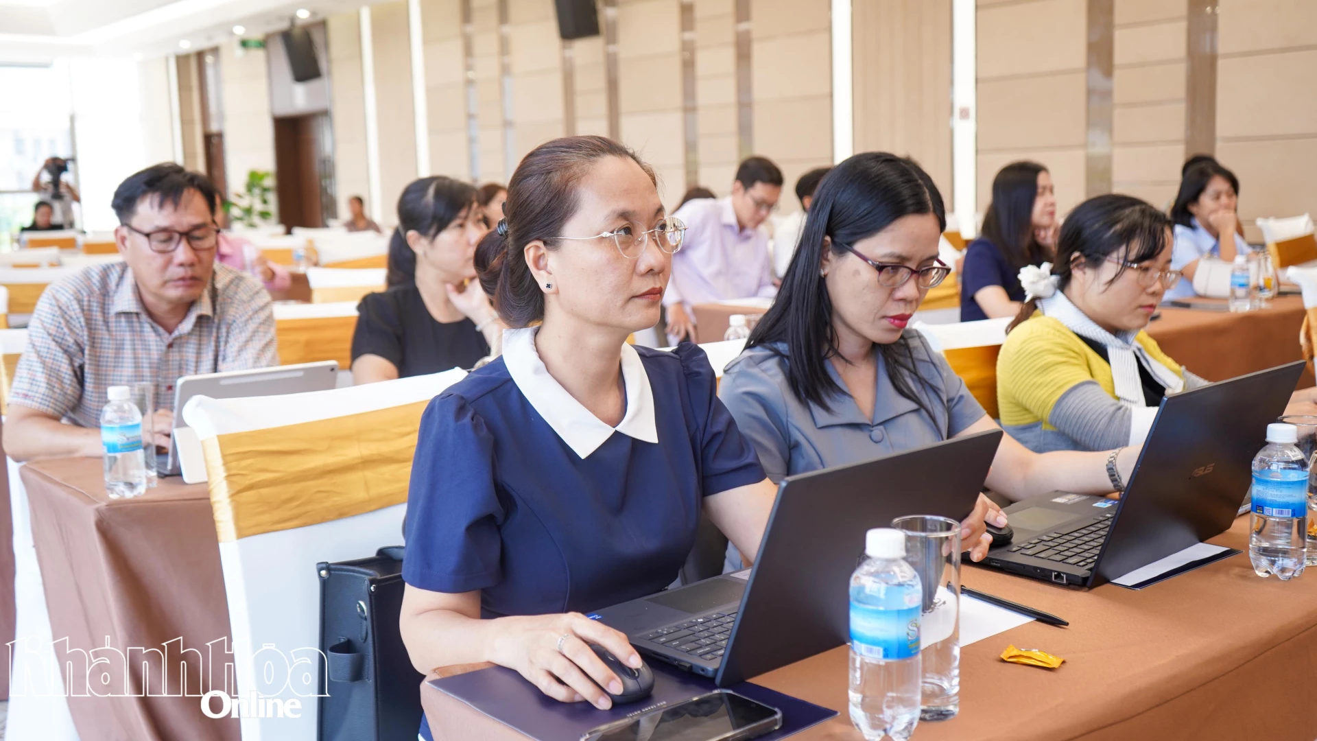 Các đại biểu tham dự hội nghị và tọa đàm.