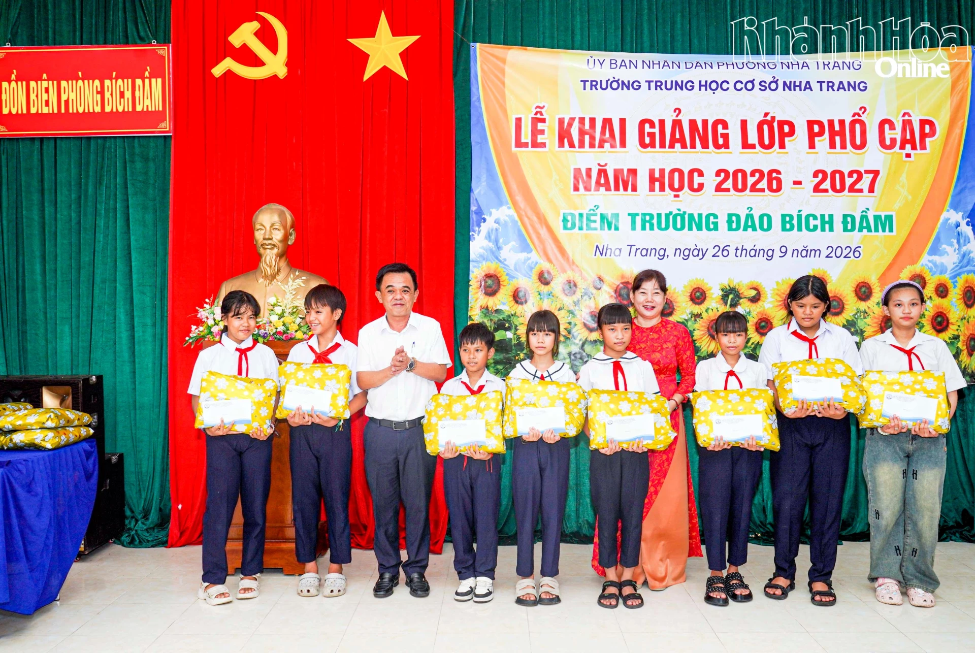 Ông Nguyễn Thanh Sơn - Chủ tịch UBND phường Nha Trang và bà Phan Thị Thảo Uyên - Hiệu trưởng Trường THCS Nha Trang tặng quà cho học sinh ở Bích Đầm.