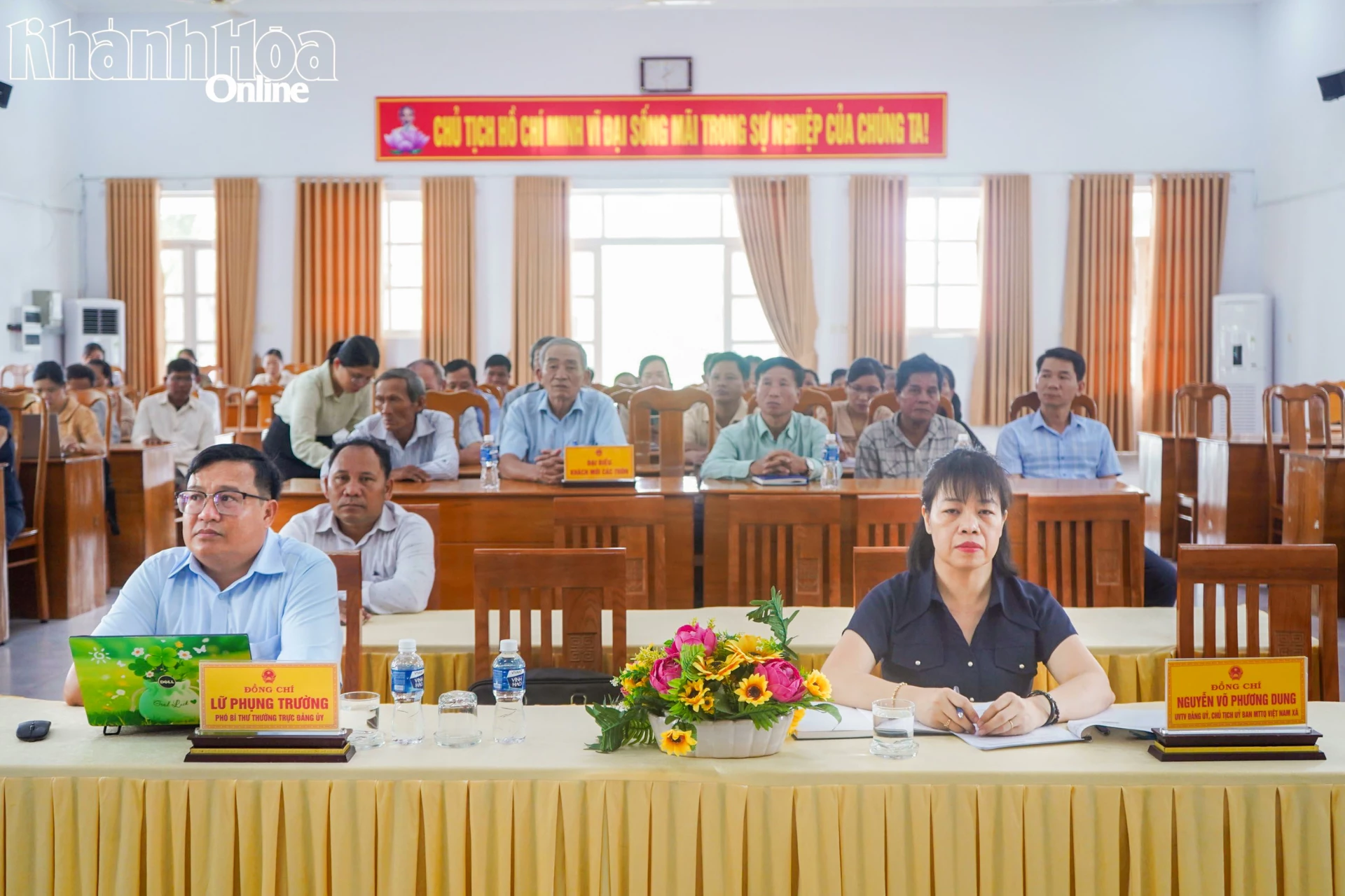 Quang cảnh buổi tiếp xúc cử tri.