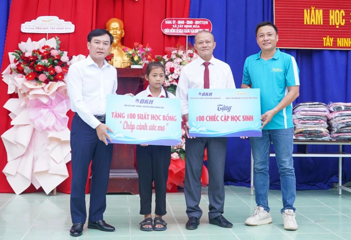 Báo và Phát thanh, Truyền hình Khánh Hòa cùng các đơn vị trao 100 suất học bổng tại xã Tây Ninh Hòa
