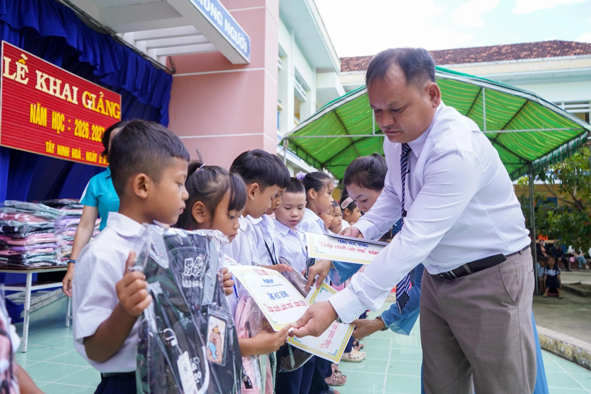 Đồng chí Nguyễn Ngọc Hiếu - Phó Bí thư Thường trực xã Tây Ninh Hòa trao quà cho các học sinh.