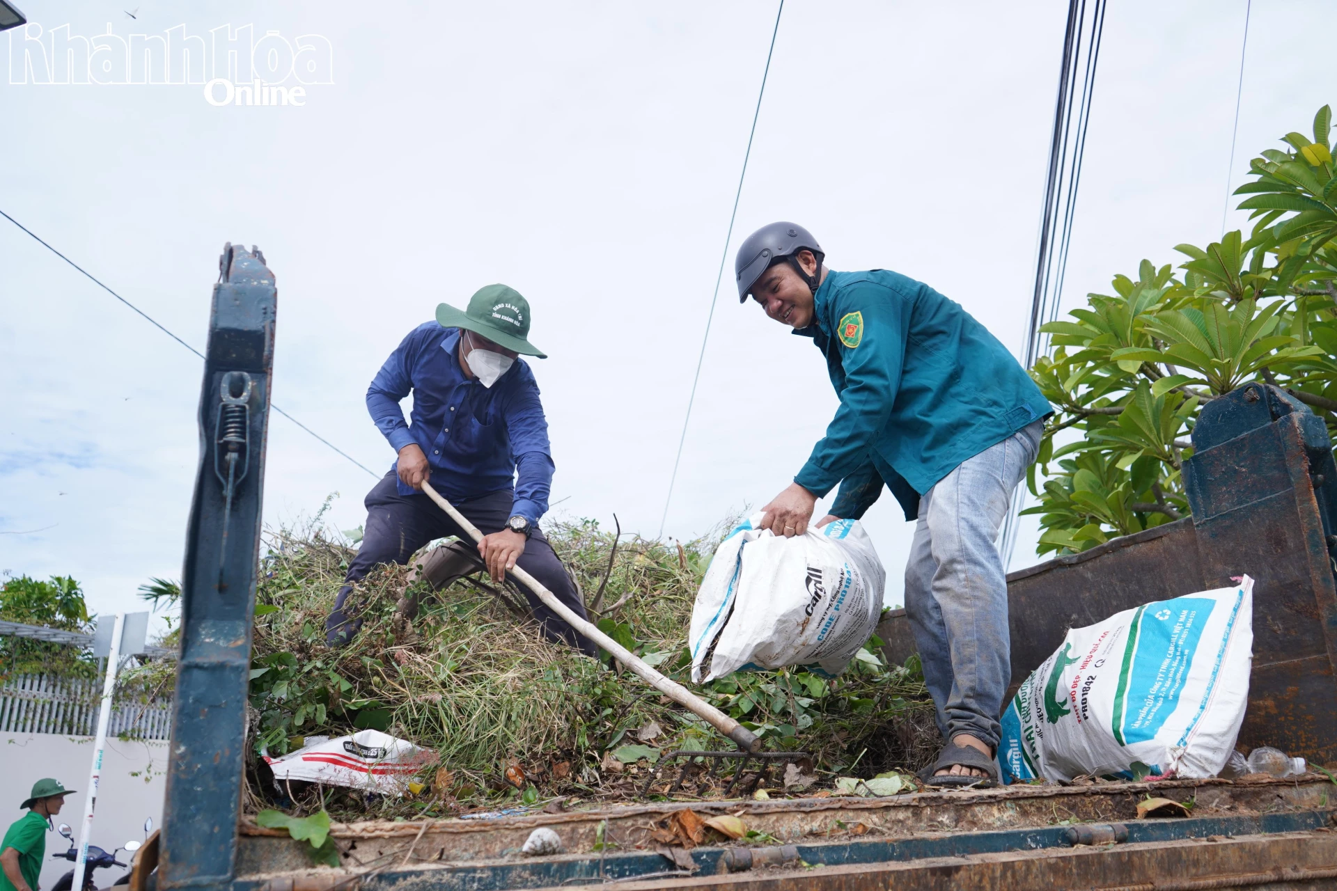 Rác được tập kết lên xe để vận chuyển đi xử lý.