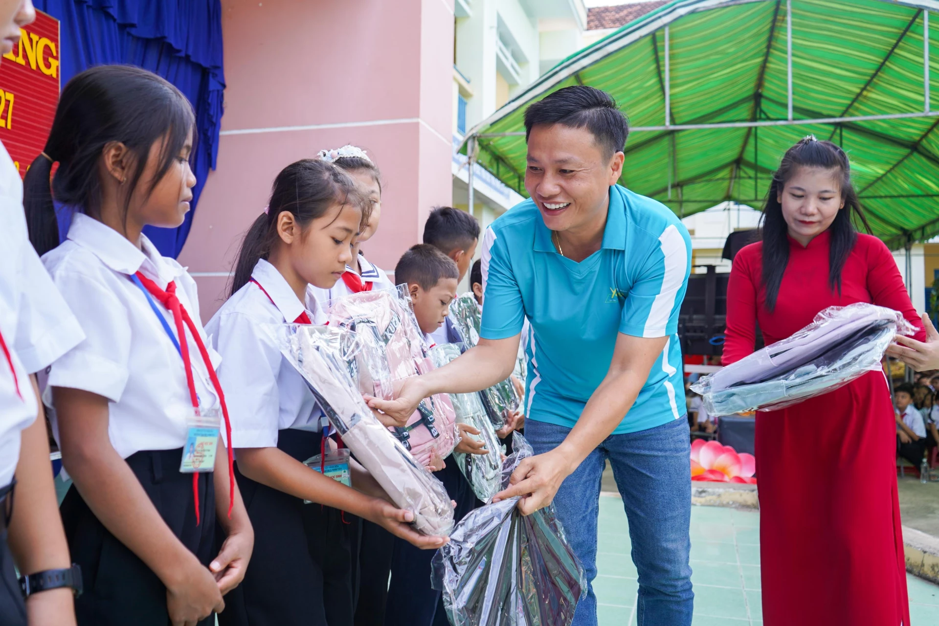 Lãnh đạo Công ty Cổ phần Đầu tư và Phát triển XGROUP trao quà cho các học sinh.