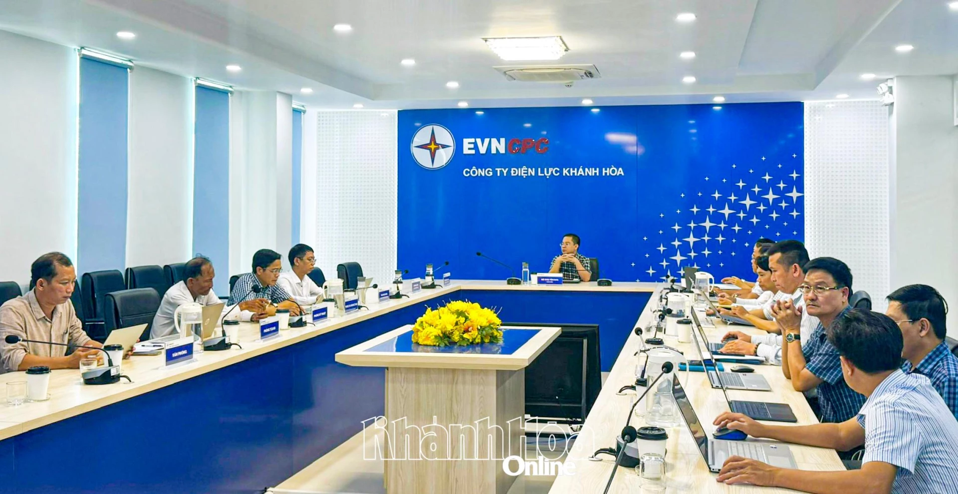 Công ty Điện lực Khánh Hòa họp bàn các giải pháp chủ động ứng phó với các tình huống thiên tai.