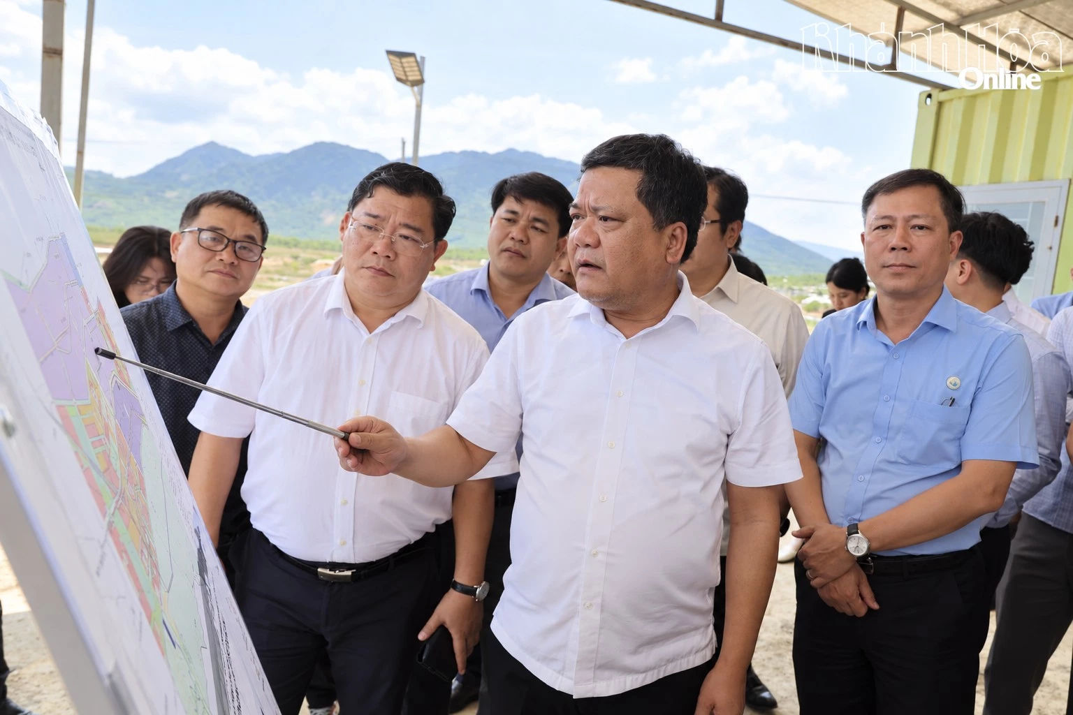 Giám đốc Sở Tài chính Châu Ngô Anh Nhân (thứ hai từ trái qua) cùng lãnh đạo tỉnh kiểm tra các dự án tại Khu Kinh tế Vân Phong.