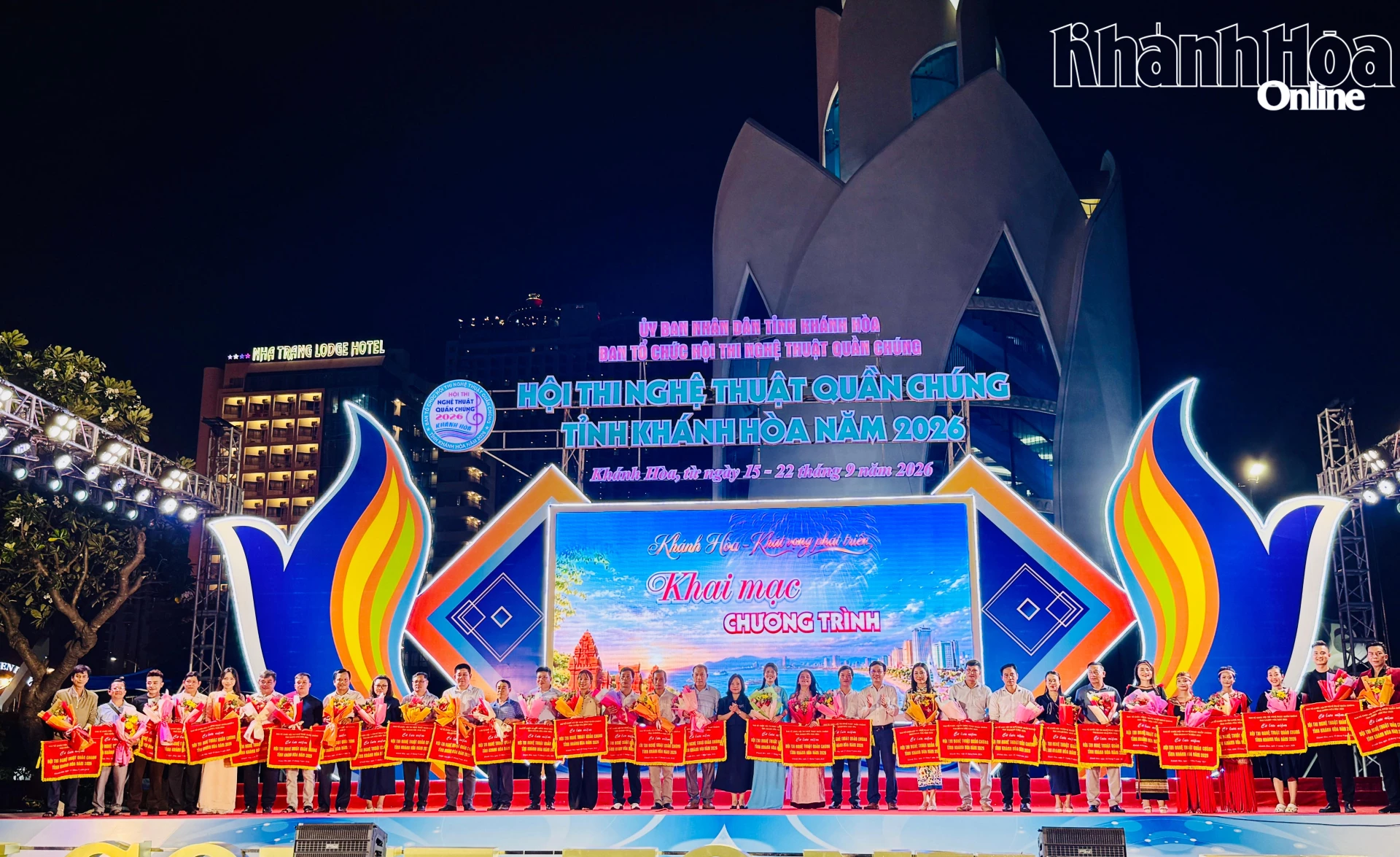 Lãnh đạo tỉnh và Ban Tổ chức tặng hoa và cờ lưu niệm cho các đoàn tham gia Hội thi.