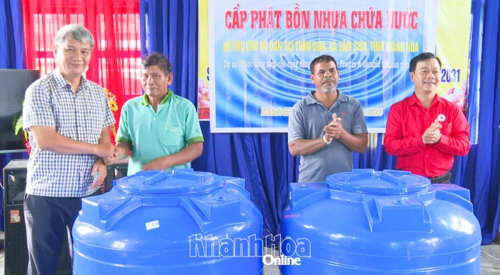 Hội Chữ thập đỏ tỉnh trao 60 bồn chứa nước cho người dân xã Lâm Sơn