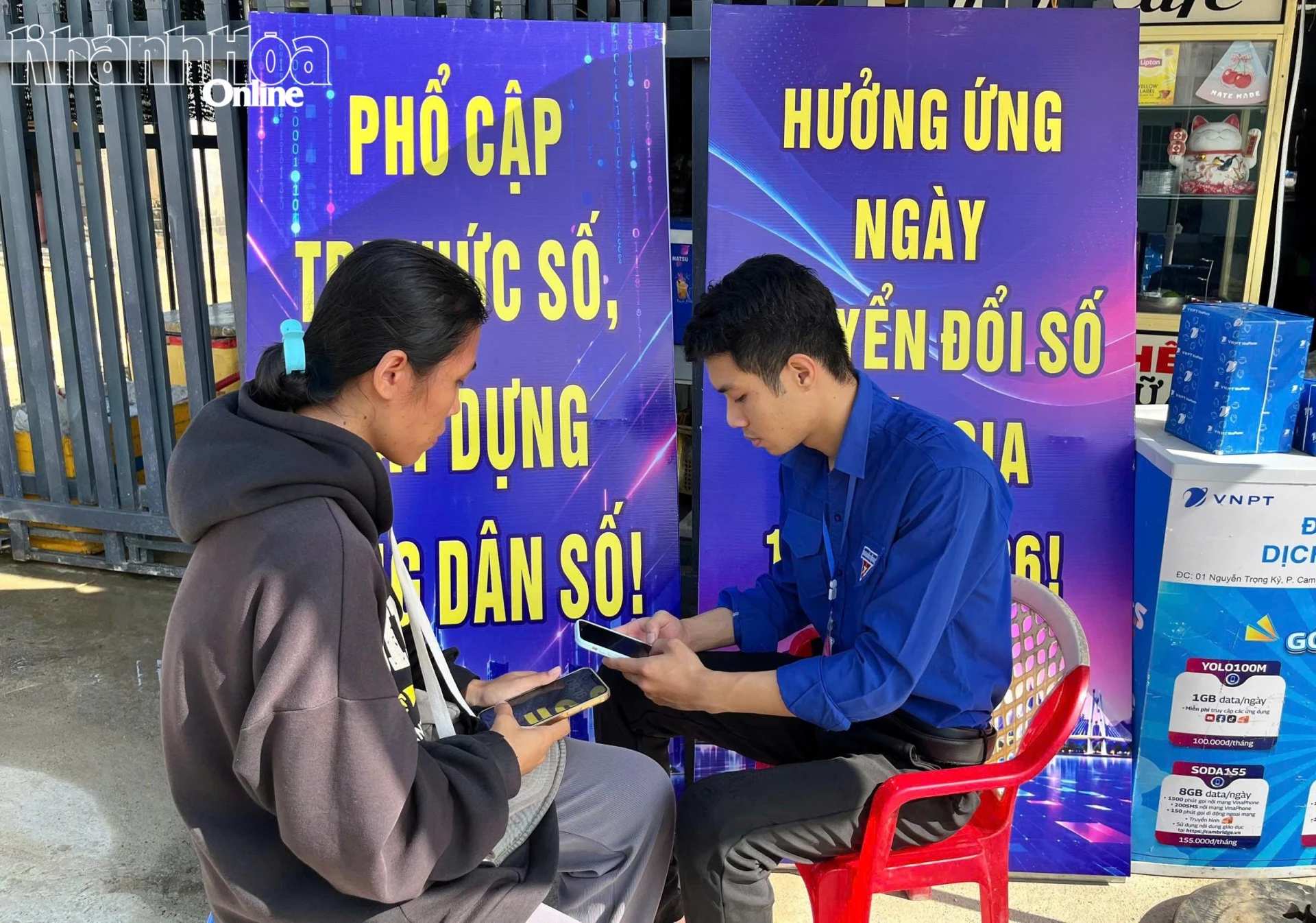 Đoàn viên hướng dẫn người dân ở Tổ dân phố Giải Phóng sử dụng dịch vụ công trực tuyến.