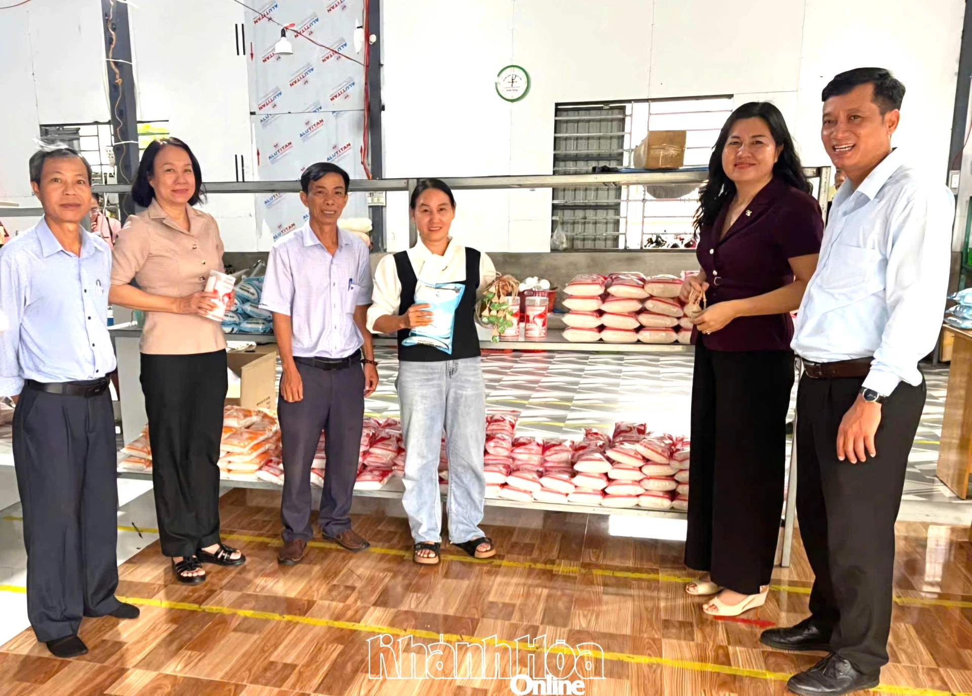 Đoàn giám sát tham quan Hợp tác xã Kinh doanh sản xuất muối Phương Hải.