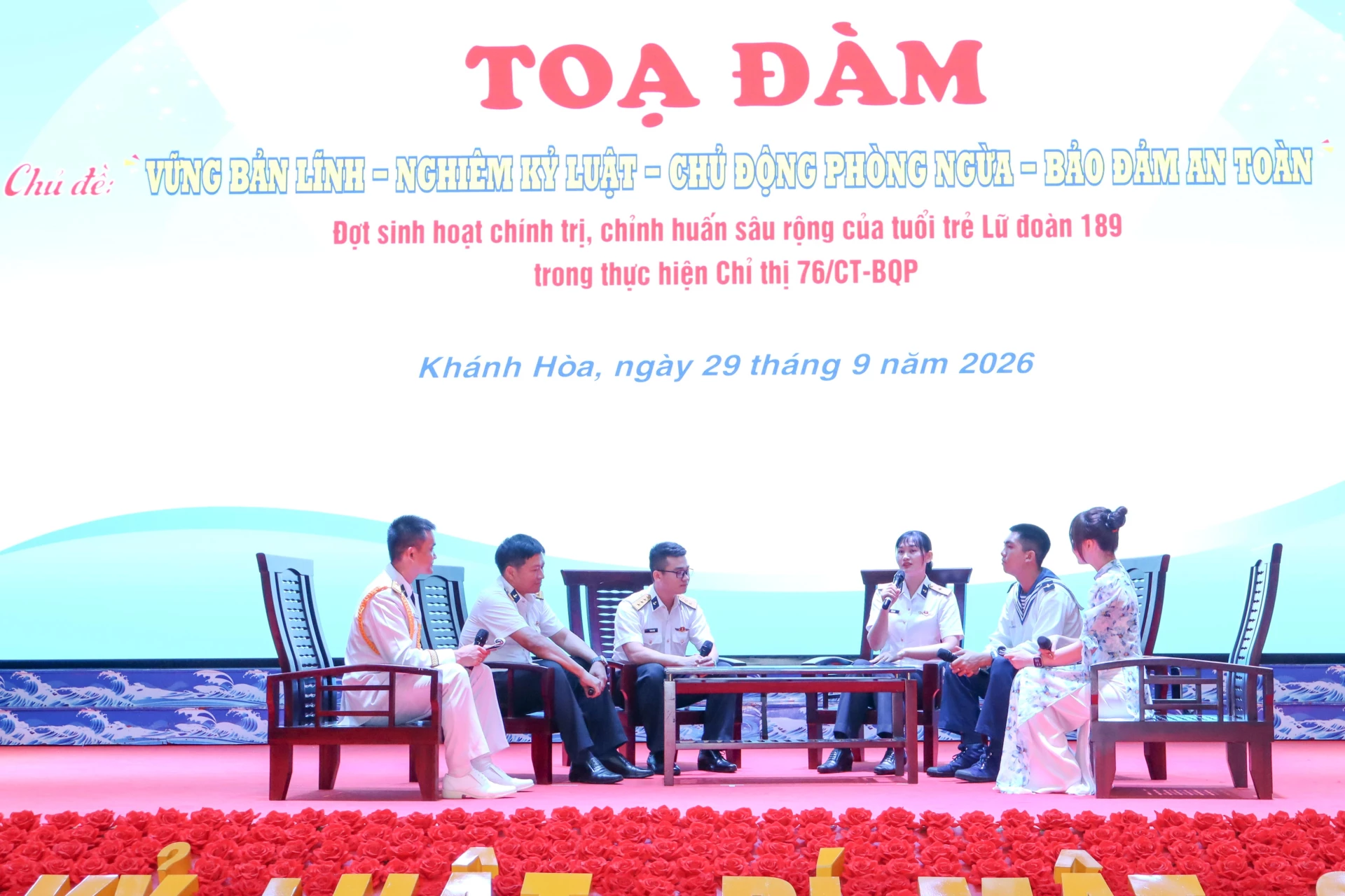 Các đại biểu trao đổi tại tọa đàm.