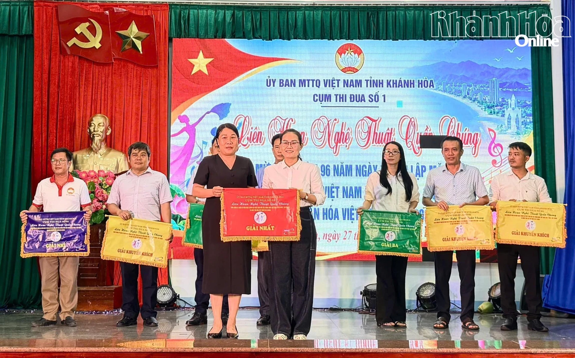 Ban tổ chức trao giải nhất cho đội văn nghệ xã Tân Định.