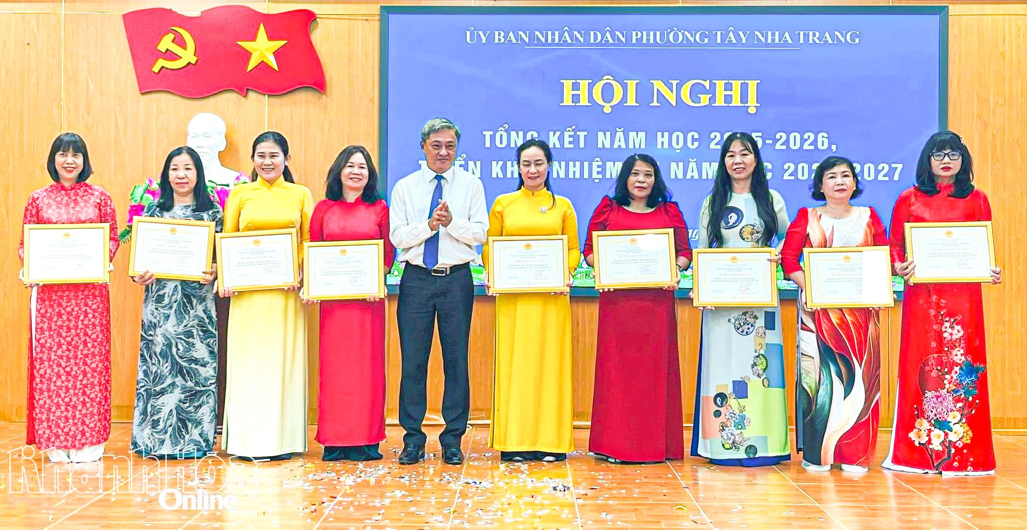 Tập thể và các cá nhân nhận giấy khen của UBND phường Tây Nha Trang.