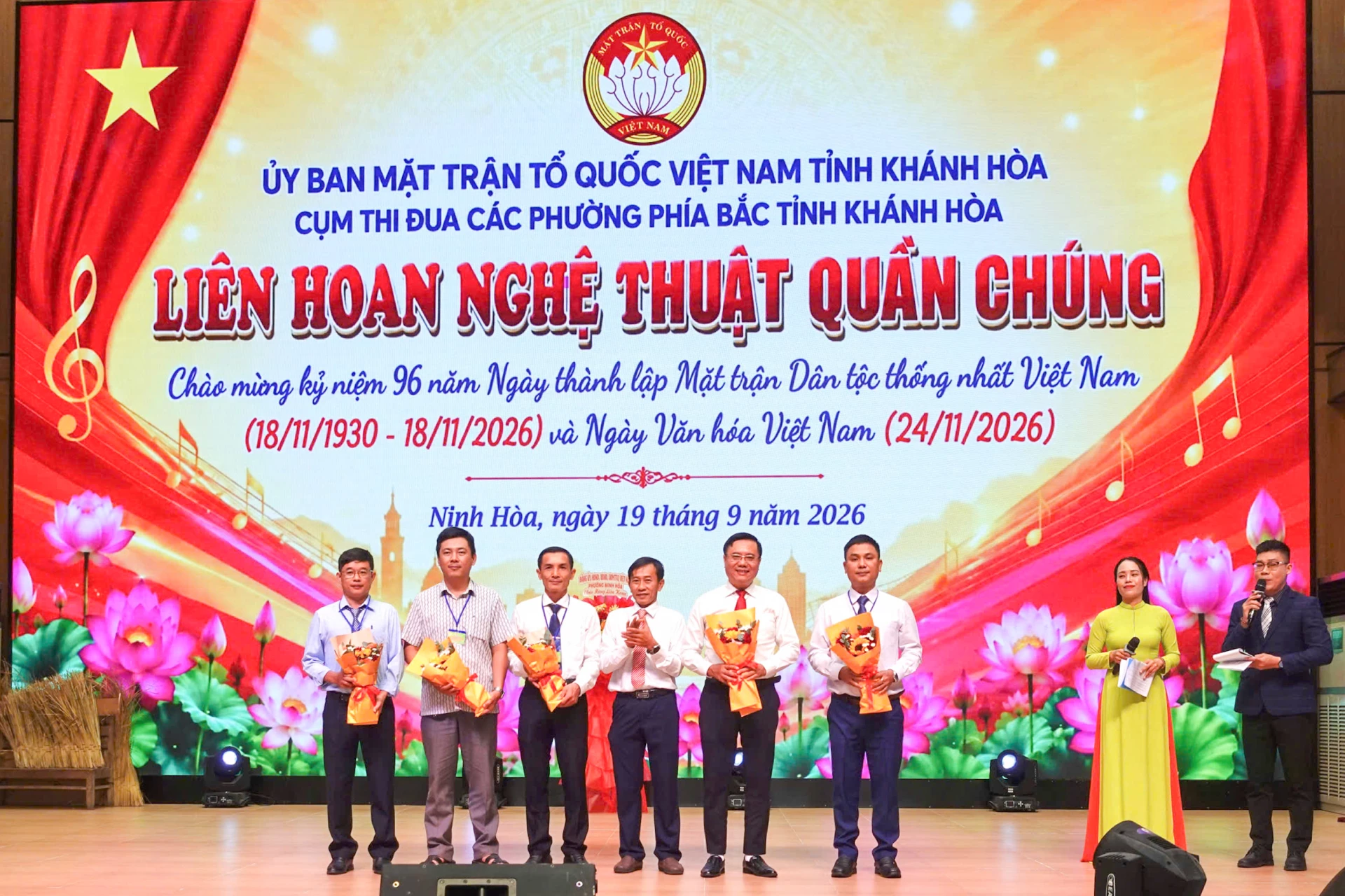 Ban tổ chức tặng hoa cho Ban giám khảo tại Cụm thi đua các phường phía bắc tỉnh Khánh Hòa.