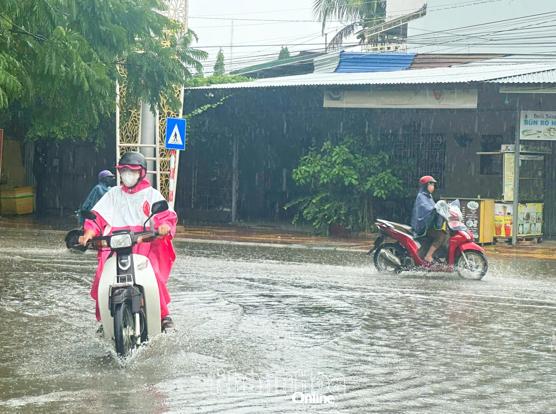 Sáng 24-9, khu vực Phan Rang vẫn có mưa, nhiều tuyến đường đọng nước sau đợt mưa lớn kéo dài.