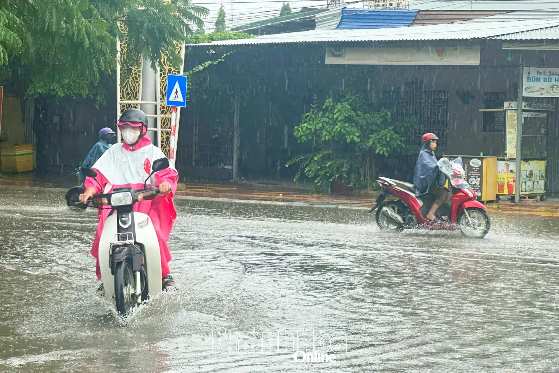Nhiều trường học phía nam tỉnh Khánh Hòa cho học sinh nghỉ học do mưa lớn